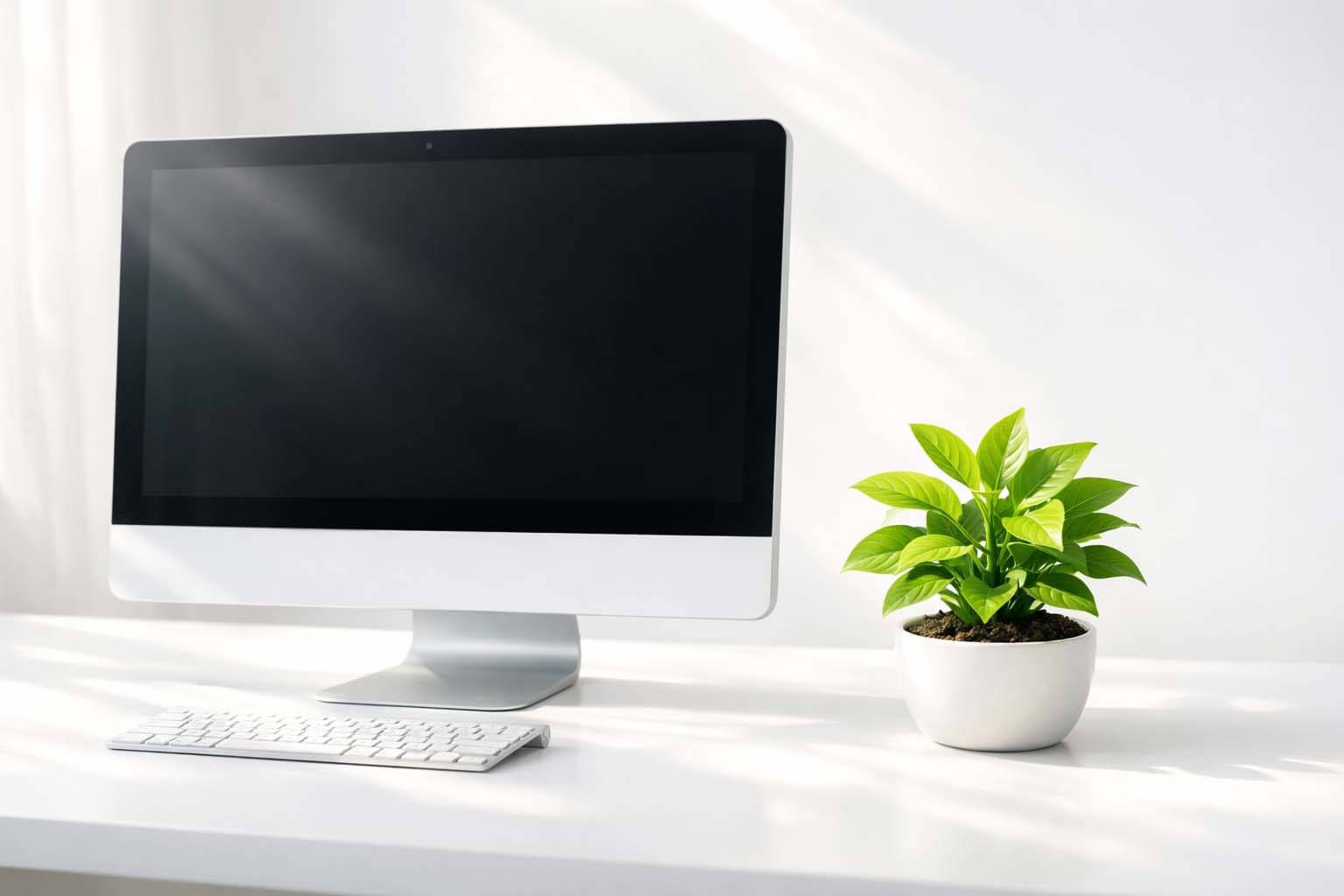 Mac 電腦與綠色植栽象徵環保回收 / Mac computer with green plant symbolizing eco-friendly recycling